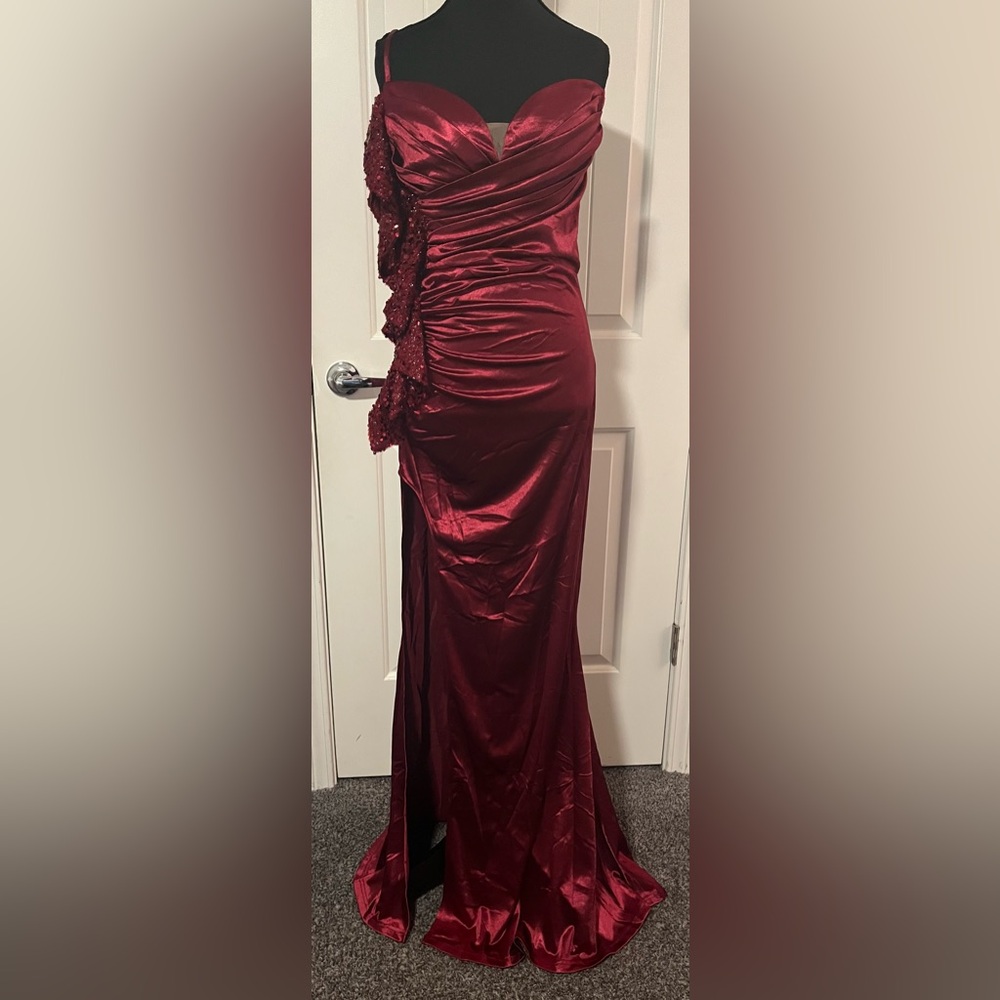 Elegant Red Satin Gown NWOT size small  perfect for holiday parties.
